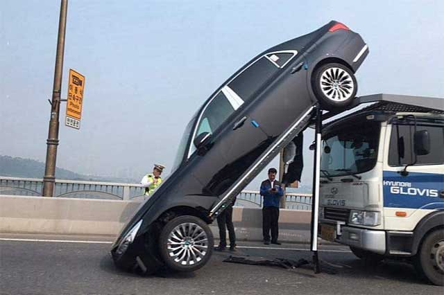 현대 글로비스 운송 차량이 지난달 28일 서울 마포구 가양대교 위를 달리는 중 앞차와 충돌을 피하기 위해 급제동을 하다 싣고 있던 차를 떨어뜨리는 사고를  냈다. /SNS 캡처
