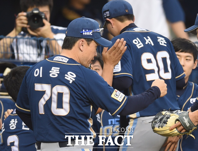 NC 선수들이 2회 2실점하며 위기를 넘긴 선발 임서준에게 다가가 격려해주고 있다.