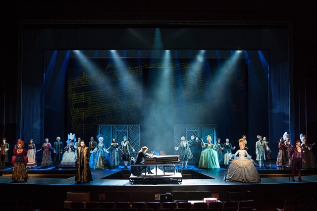 뮤지컬 모차르트 무대. 연출가는 계단과 돌출무대를 이용해 풍성한 무대를 연출했다. /EMK뮤지컬컴퍼니 제공