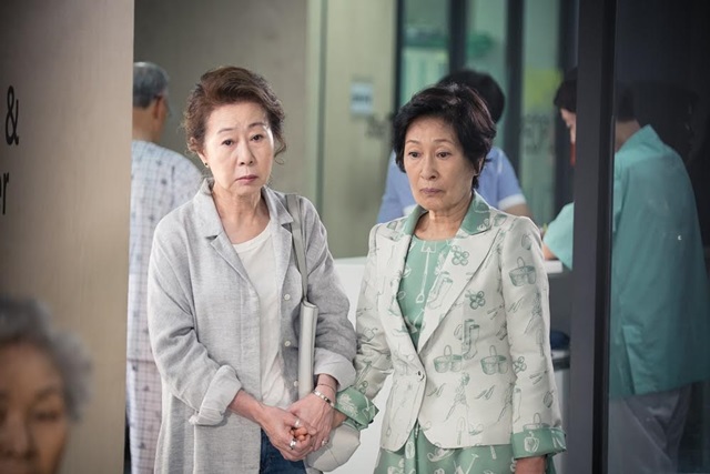 치매 걸린 김혜자(오른쪽)의 마지막은? 케이블 채널 tvN 금토드라마 디어 마이 프렌즈는 종영까지 2회를 남겨두고 있다. /tvN 제공