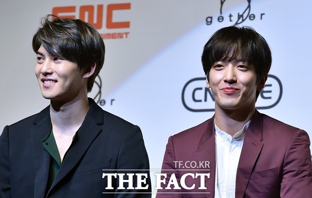 씨엔블루 경제 범죄 휘말려. 밴드 씨엔블루 이종현(왼쪽)과 정용화가 주식 부당거래 혐의로 벌금형과 무혐의 처분을 받았다. /이새롬 기자