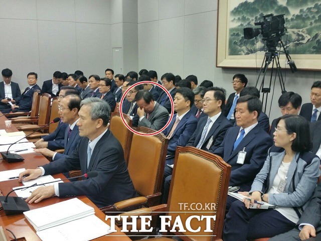 1일 오전 국회 운영위원회는 전체회의를 열고 청와대로부터 업무보고를 받은 가운데 김재원(원 안) 정무수석이 손으로 눈을 비비고 있다./국회=신진환 기자