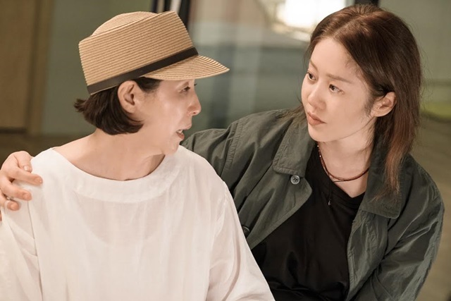 디마프 고두심-고현정 모녀. 디마프 장난희(고두심 분, 왼쪽)는 간암 말기 판정을 받고 수술을 결정했다. /tvN 제공