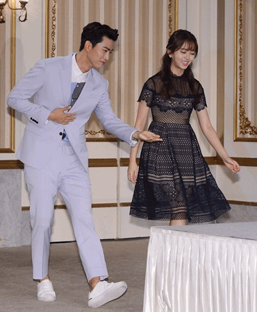 김소현을 에스코트하는 옥택연. 두 사람은 제작 발표회부터 환상 호흡을 보이며 드라마에 기대를 부르고 있다. /이덕인 기자