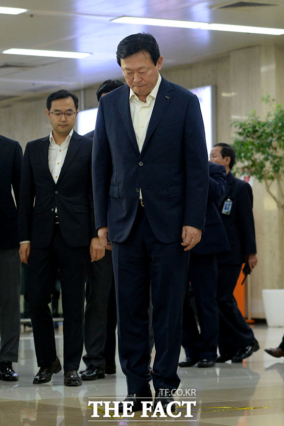 신동빈 롯데그룹 회장이 3일 오후 2시30분 김포국제공항을 통해 귀국했다. 신 회장은 비자금 조성 혐의에 대해 검찰 수사에 협조하겠다고 말했다. /김포국제공항=임세준 인턴기자