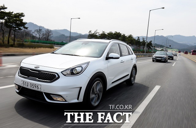 지난 6월 국산 자동차 업체의 하이브리드 차량 판매는 지난해 같은 기간보다 140% 증가한 6200여 대를 기록했다. /기아자동차 제공