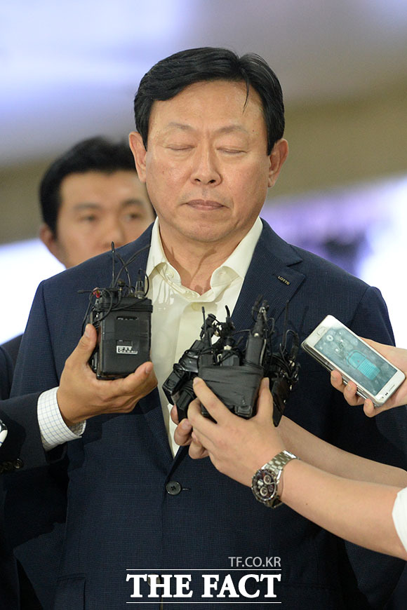 신동빈 롯데그룹 회장이 3일 오후 2시30분 김포국제공항을 통해 입국해 기자들의 질문을 받고 있다.