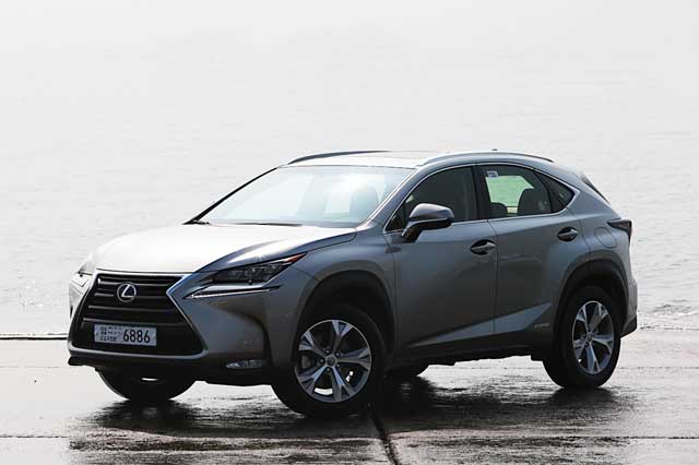 렉서스는 7월 중 하이브리드 모델 LS 600h, ES300h, NX300h, CT200h 등을 구입하는 고객에게 다양한 혜택을 준비했다. /렉서스 제공