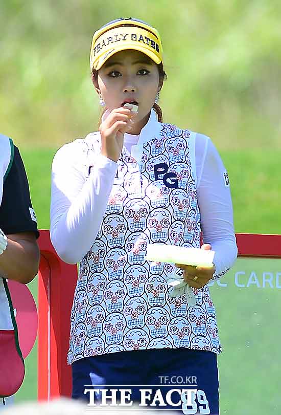양수진 결혼! 미녀골퍼 양수진이 내년 4월 배구 전력분석원 이두언 씨와 백년가약을 맺는다. 사진은 지난해 6월 양수진이 KLPGA투어 비씨카드·한경 레이디스컵 2015 대회에서 티샷을 준비하는 모습. /이새롬 기자