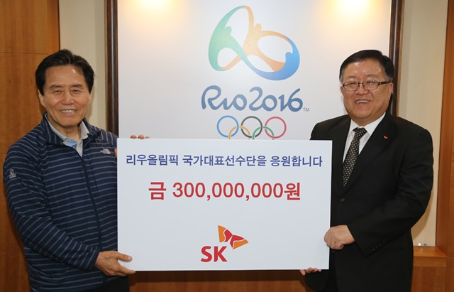 SK그룹 김영태 부회장(오른쪽)이 4일 오후 서울 노원구 태릉선수촌을 방문해 최종삼 태릉선수촌장에게 격려금 3억 원을 전달하고 있다. /SK그룹 제공