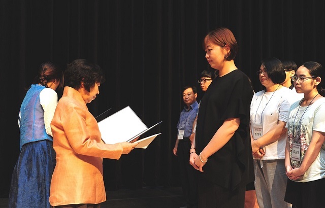 라이엇게임즈 구기향 실장이 지난 2일 전북 전주 국립무형유산원에서 2016년 문화재지킴이 유공포상을 수상하고 있다.