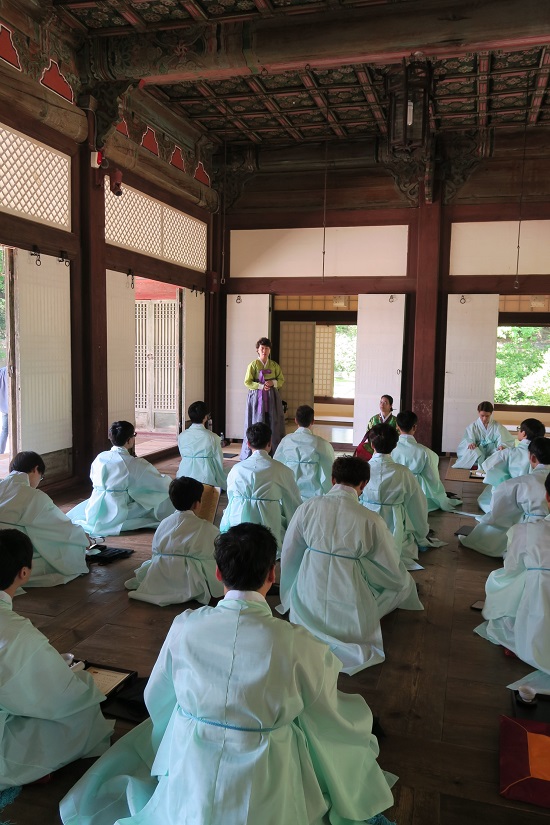 소환사 문화재지킴 활동에 참여한 사람들이 지난달 25일 창경궁에서 한국 전통 성년식인 ‘관계례’ 프로그램을 체험하고 있다. /라이엇게임즈 제공