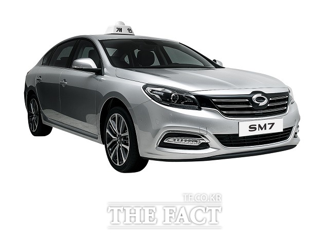 르노삼성의 플래그십 세단 SM7의 택시 모델 출시를 두고 업계 일각에서는 프리미엄 모델에 대한 이미지 실추를 우려하는 목소리가 나온다.