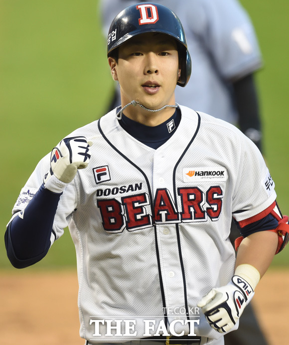 두산 박건우가 4회말 1사 1루서 우월 2점 홈런을 날린 뒤 주먹을 불끈 쥐며 기뻐하고 있다.
