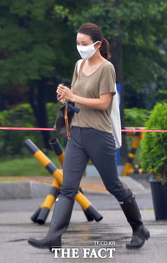 인기 스타 출신 박상아 씨가 5일 남편이자 전두환 전 대통령의 차남 재용씨를 서울구치소에서 면회한 뒤 자신의 차로 이동하고 있다. H사의 패션 장화와 명품 가방이 눈길을 끈다. /의왕=배정한 기자