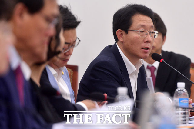 간사로 선출된 김상훈 새누리당 의원이 인사말을 하고 있다