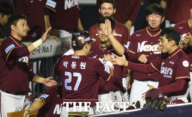 넥센 박동원이 7회초 2사 1.2루서 고종욱의 동점 적시타 때 득점에 성공한 뒤 동료들의 환영을 받고 있다.