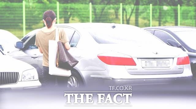 전두환 전 대통령 차남 전재용 씨와 결혼한 배우 박상아 씨가 5일 오후 경기도 의왕시 서울구치소에서 면회를 마친 뒤 자신의 차량인 제네시스로 이동하고 있다. /배정한 기자