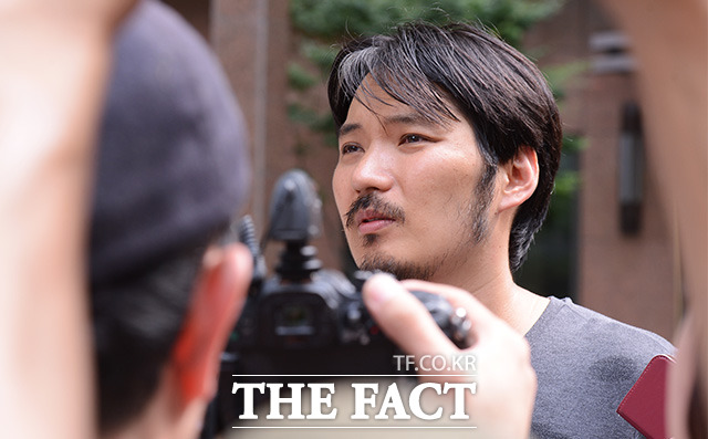 취재진 앞에서 억울함을 호소하고 있는 서윤수 씨. 우장창창 신사점의 대표 서윤수 씨가 7일 오후 기자회견을 가졌다. /이덕인 기자