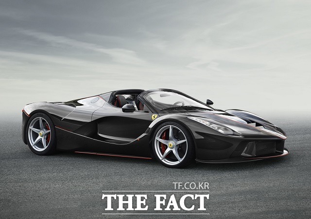 페라리가 7일 자사 최상급 하이브리드 모델 라페라리의 오픈톱 버전을 최초로 공개했다. /페라리 제공