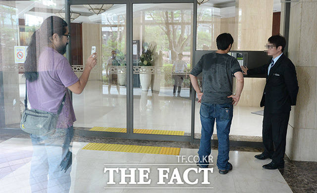 개리의 집 앞에서 접촉을 시도하는 서윤수 씨. 서윤수 씨는 기자회견 후 개리의 아파트 동에 들어가 인터폰을 통해 수차례 접촉을 시도했으나 실패했다. /이덕인 기자