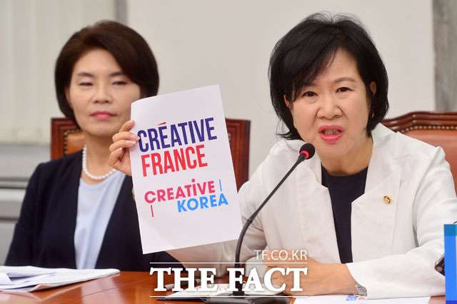 손 의원이 새 국가 브랜드와 프랑스 산업 슬로건 이미지 자료를 제시하면서 태극의 두 가지 색이라고 우겼던 빨강과 파랑이 프랑스 국기의 색이었다. 크리에이티브가 국가명 앞에 온 것, 빨강과 파랑을 쓴 건 명백한 표절이라고 주장하고 있다./남윤호 기자