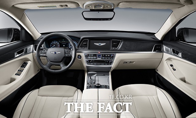 제네시스의 두 번째 모델인 G80은 스마트폰 무선충전 시스템과 운전석만 잠금 해제되는 세이프티 언락, 전자식 변속 레버(SBW), 애플 카플레이 등 다양한 편의사양을 전 모델에 기본 적용해 상품성을 높였다.