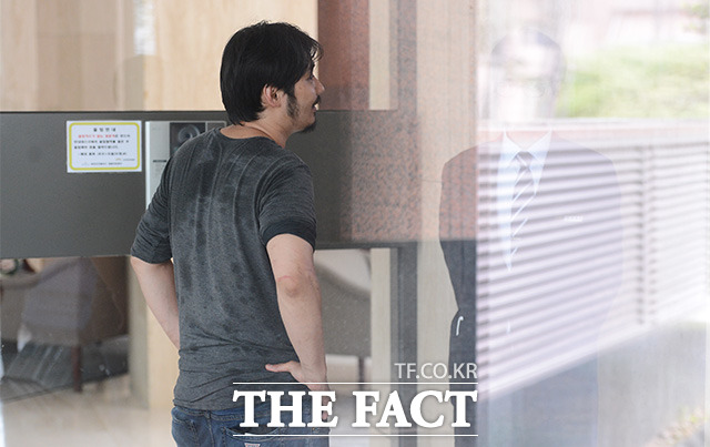 개리와 만나지 못한 서윤수 대표. 우장창창 대표 서윤수 씨가 7일 오후 서울 광진구 자양동에 위치한 개리의 자택을 방문해 만남을 시도했다. /이덕인 기자