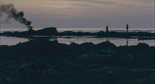 배우 에스미 마키코(왼쪽)-나이토 다카시. 환상의 빛 주인공 유미코는 줄곧 상실의 아픔을 표현하지 않다가 영화 말미에서 토해내듯 표출한다. /환상의 빛 스틸