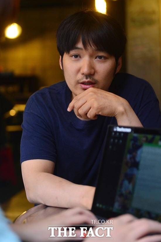 리쌍은 합의했던 조건을 이행하라 임차인 측은 리쌍에 지난 2013년 9월 지하로 가게를 이전하면서 합의했던 조건을 이행하라고 주장했다. 사진은 지난해 더팩트와 인터뷰한 서윤수 씨. /남윤호 기자