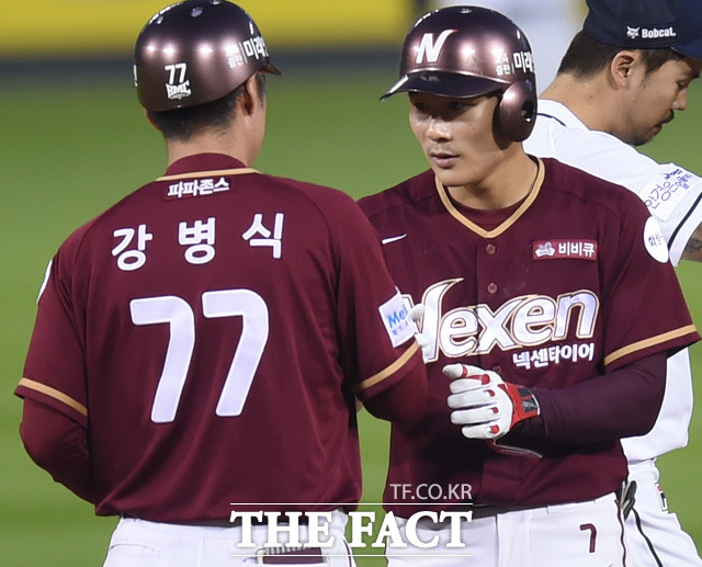 넥센 김하성이 6회초 무사 2루에서 1타점 적시 2루타를 친 뒤 강병식 코치와 하이파이브를 나누고 있다.