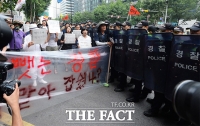[TF포토] '경찰폭력 규탄의 날' 행진을 막는 경찰