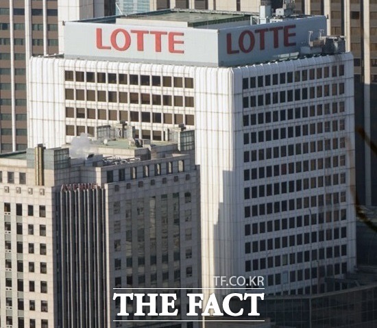 롯데그룹 비리 의혹을 수사하고 있는 서울중앙지검 롯데수사팀은 8일 롯데케미칼이 정부를 상대로 사기 소송을 벌인 정황을 포착하고, 김모 전 롯데케미칼 재무이사를 조세범처벌법 위반 혐의 등으로 구속기소 했다고 밝혔다. /더팩트 DB