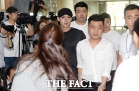 [TF포토] 휴가나온 김현중 '시선 회피하며 법원 출두'