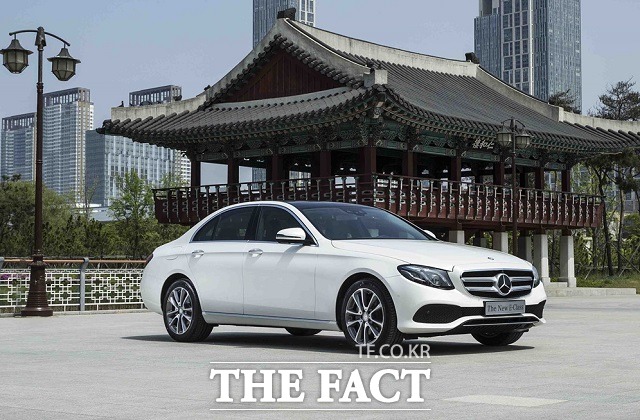 벤츠코리아는 지난달 22일  2009년 9세데 모델 이후 7년 만에 디자인과 성능을 모두 개선한 프리미엄 세단 E클래스의 10세대 모델 더 뉴 E클래스를 공식 출시했다. /벤츠코리아 제공
