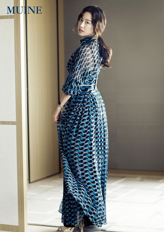 시스루 드레스를 입은 전혜빈. 그는 고혹적인 아름다움을 뽐냈다. /뮤인 제공