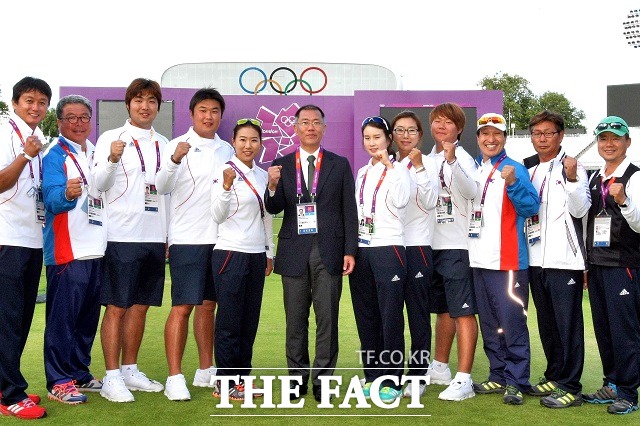 실제로 2012 런던올림픽 여자 양궁 단체전 결승 경기 당시 대표팀의 금메달이 확정되자 선수들이 정의선 부회장(왼쪽에서 여섯번째)에게 한걸음에 달려가 축하의 기쁨을 나누는 광경은 전 세계 스포츠팬들에게 큰 감동을 선사했다.