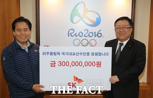 SK그룹은 지난달 태릉선수촌을 방문해 올림픽 국가대표 선수단의 선전을 기원하며 3억 원의 격려금을 쾌척했다.