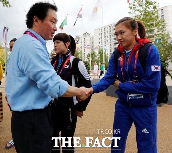최태원 SK그룹 회장(왼쪽)은 지난 2011년 434억 원을 들여 올림픽공원에 핸드볼 전용 경기장을 세운 것을 비롯해 십여년 동안 꾸준히 핸드볼 후원활동을 이어오고 있다.