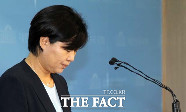 가족 채용 논란에 휩싸였던 서영교 더불어민주당 의원이 11일 서울시당에 팩스로 탈당계를 제출하고, 자진 탈당했다. 사진은 서 의원이 자신을 둘러싼 논란과 관련해 지난달 30일 오후 서울 여의도 국회 정론관에서 기자회견을 갖고 있다./임영무 기자