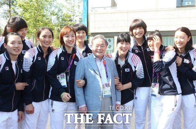 수십년 동안 지속해 온 삼성그룹의 스포츠 후원 및 공헌 활동은 그룹 수장이자 IOC 위원인 이건희 삼성전자 회장(왼쪽에서 네번째)의 올림픽에 대한 애정에 그 뿌리를 두고 있다.