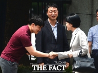 [TF포토] '리베이트 의혹' 박선숙 의원…'지지자들과 악수하는 여유'