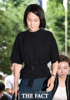 [TF포토] '리베이트 의혹' 김수민, 영장실질심사 출석 '미묘한 표정'