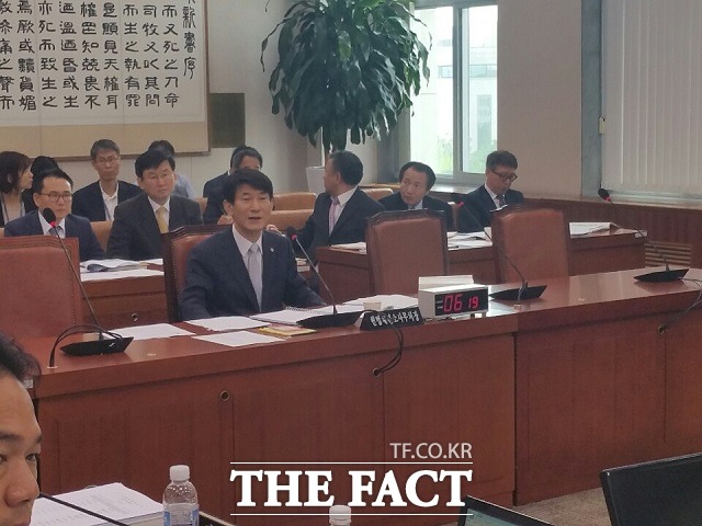 김용헌 헌법재판소 사무처장이 12일 국회 법제사법위원회 전체회의에 출석해 의원의 질의에 답변하고 있다./국회=신진환 기자