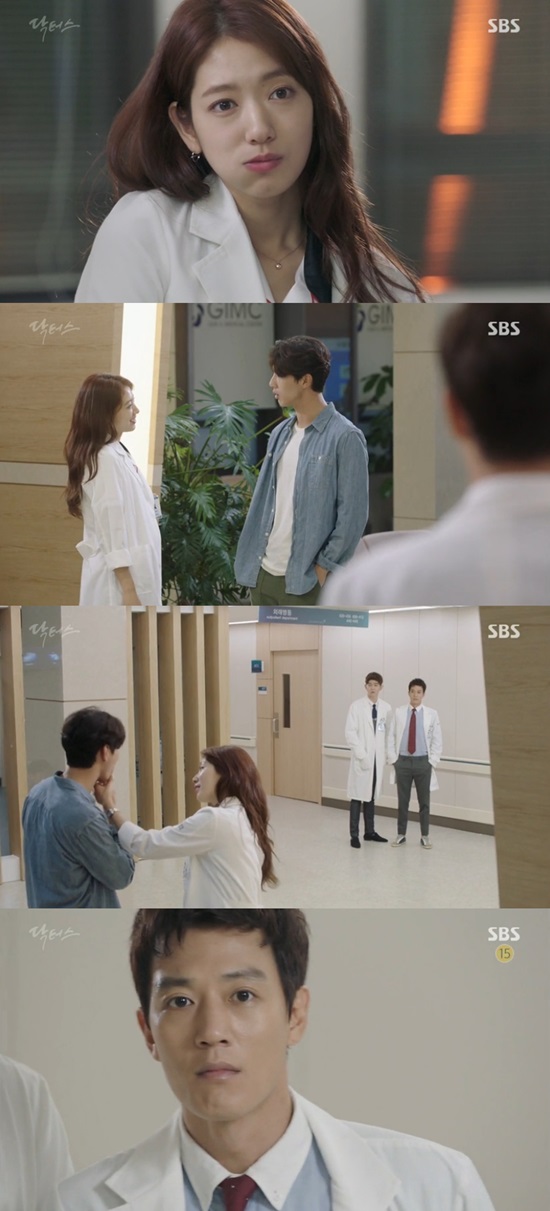 다정한 지수와 박신혜. 11일 오후 방송된 SBS 닥터스에서 김래원(아래)이 다정한 박신혜(위)-지수에 질투했다. /닥터스 방송 캡처