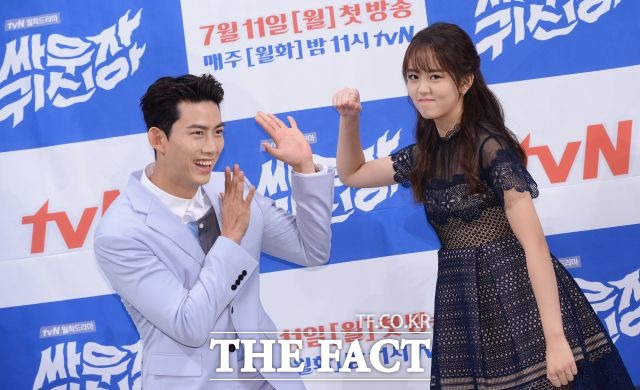 싸우자 귀신아의 옥택연(왼쪽)-김소현. 싸우자 귀신아는 귀신 보는 복학생 퇴마사 박봉팔과 여고생 귀신 김현지의 이야기를 그린다. /이덕인 기자
