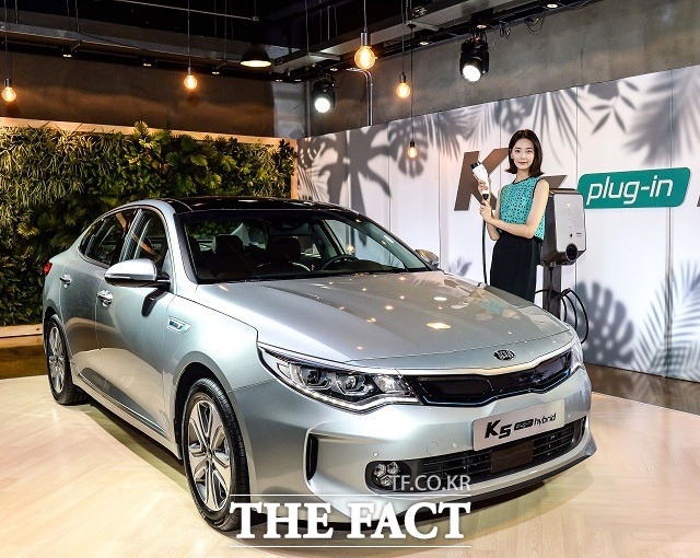 기아차는 2017 K5와 더불어 지난달 열린 부산국제모터쇼에서 최초 공개했던 K5 PHEV도 동시에 출시했다.