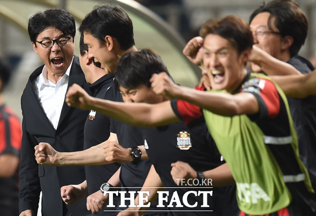 서울이 승부차기에서 승리를 거두자 황선홍 감독이 환호하고 있다.