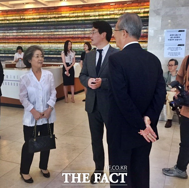 김종인 대표와 김미경(왼쪽) 교수가 해오름극장 로비에서 웃으며 대화를 나누고 있다./서민지 기자