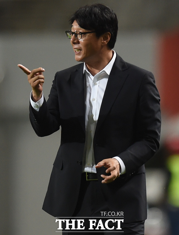 서울 황선홍 감독이 경기 중 작전을 지시하고 있다.
